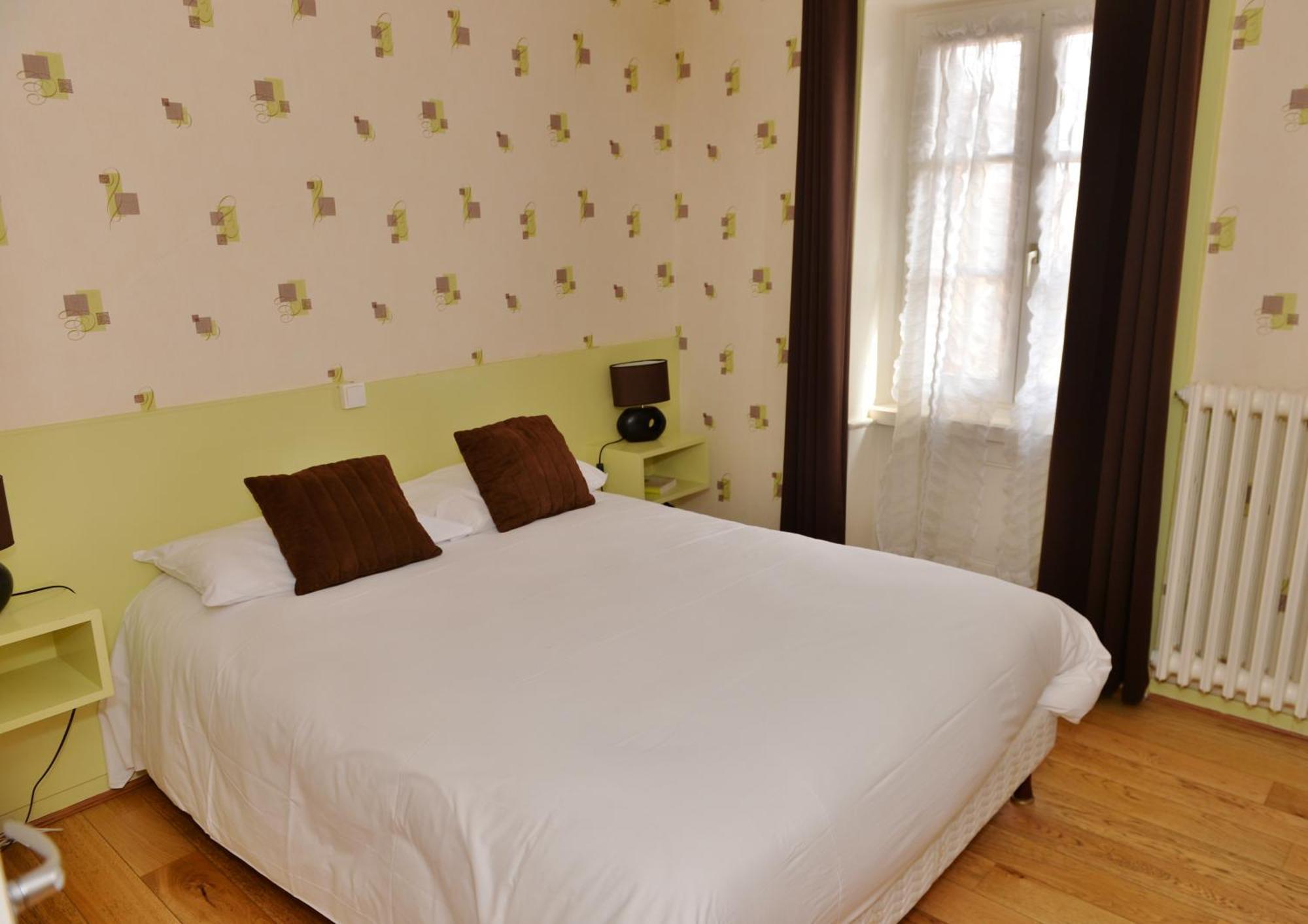 Logis Hotel De La Poste Mornant Экстерьер фото